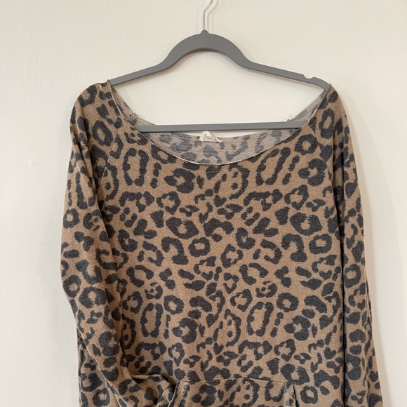 Cheetah print light weight sweater/sweatshirt - Picture 2 of 2